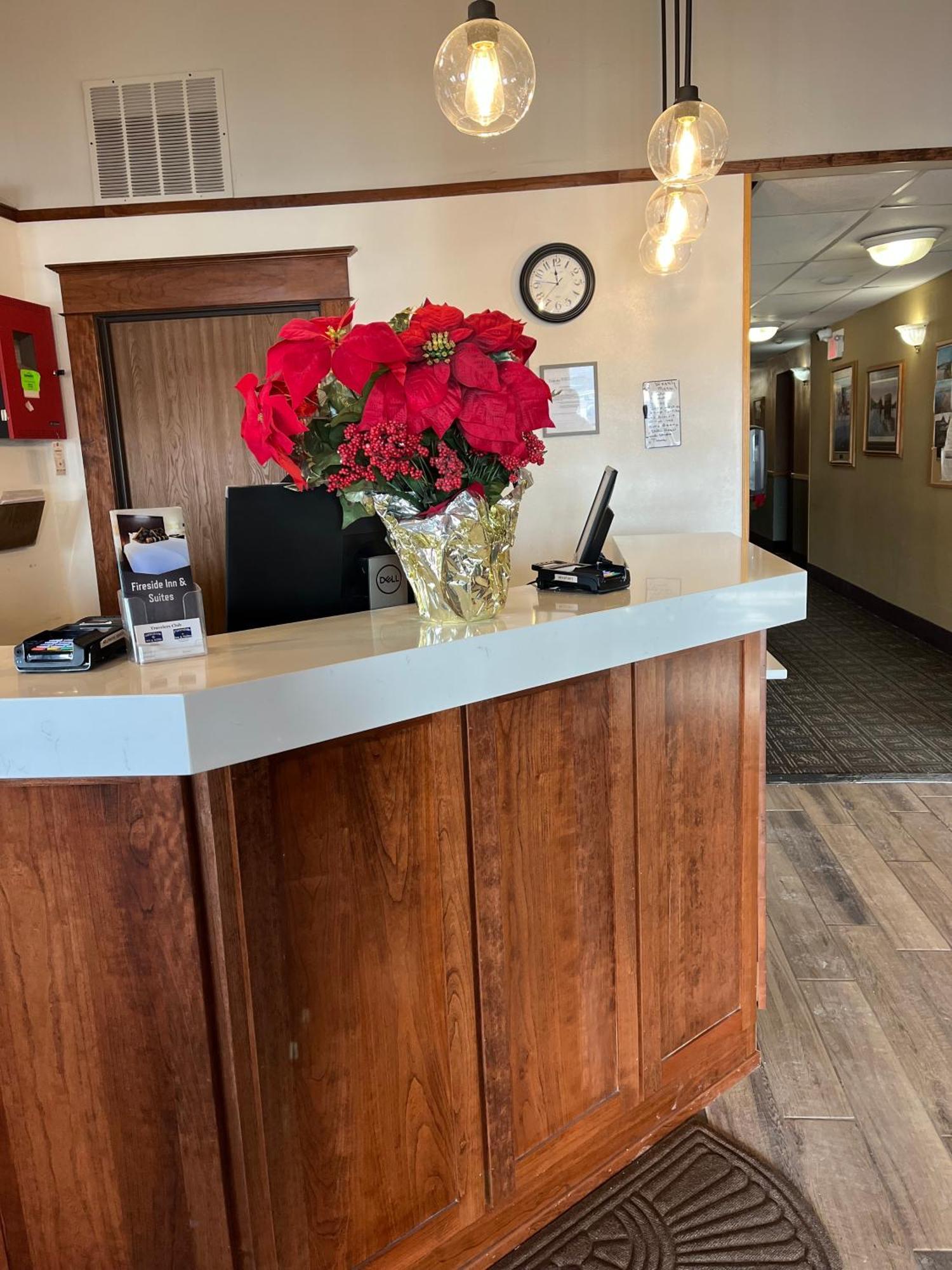Fireside Inn And Suites Devils Lake Exterior foto